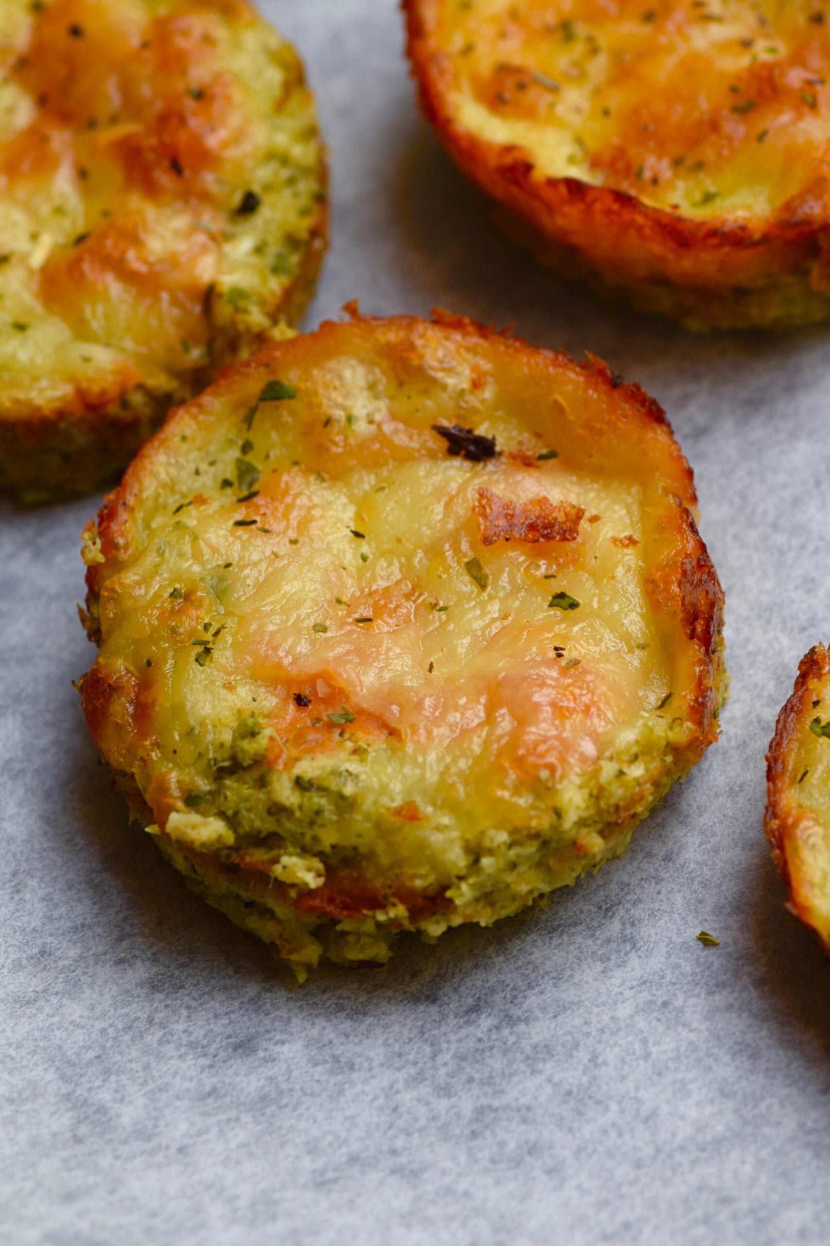 Low carb mini cauliflower pizza with mushrooms