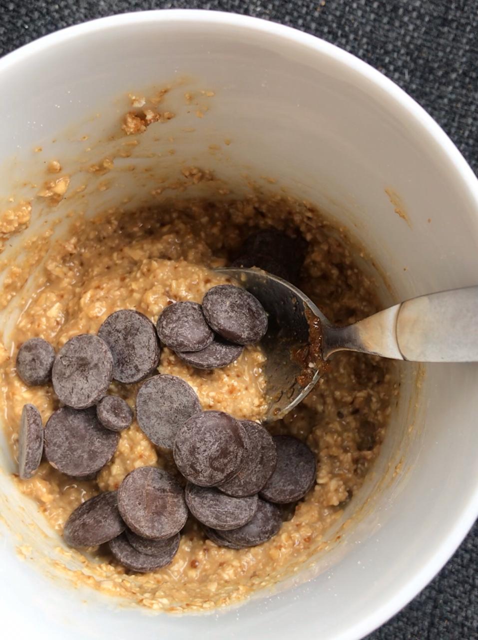 Mix all ingredients for oatmeal cookie in a bowl