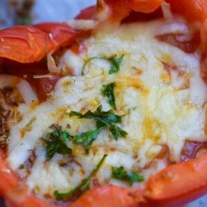 Baked red bell pepper pizza