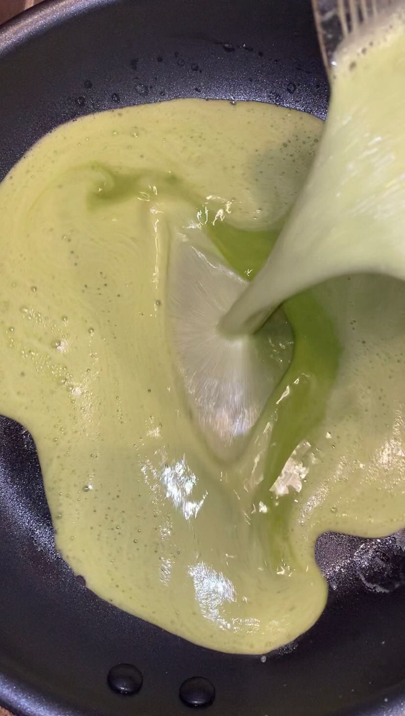 blending spinach and eggs for the keto wraps