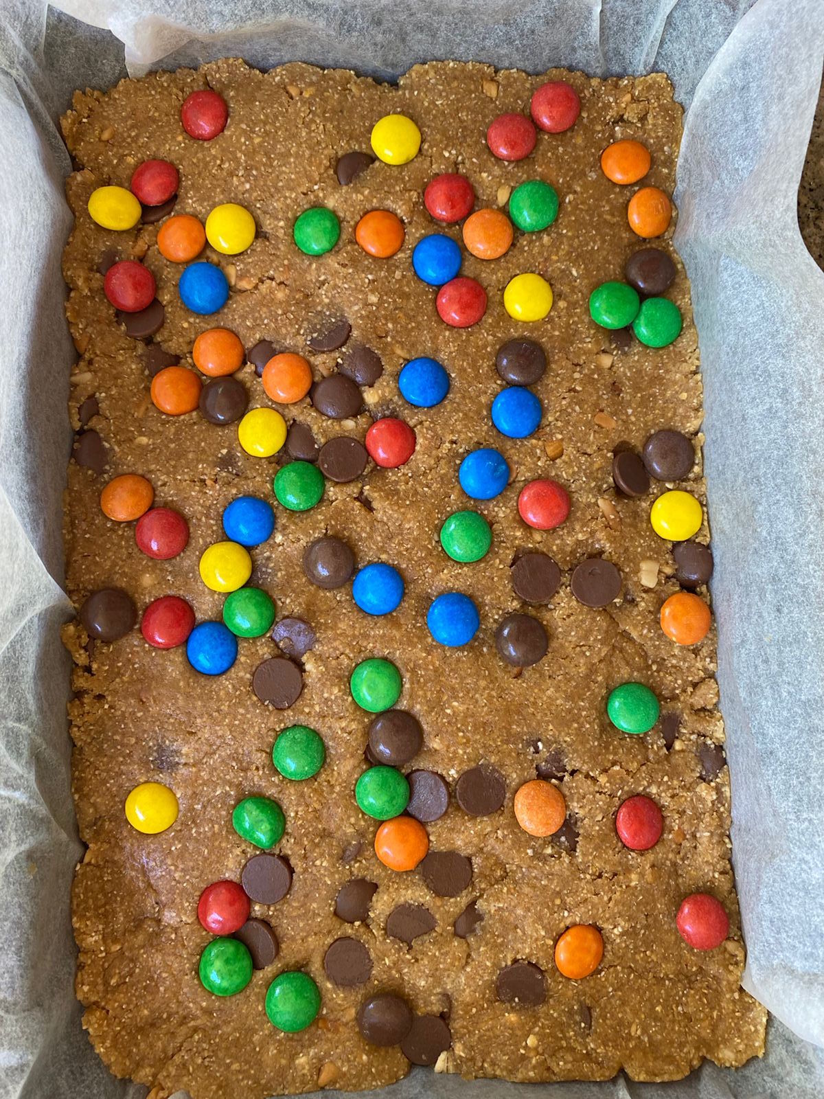 Baking M &M cookie squares
